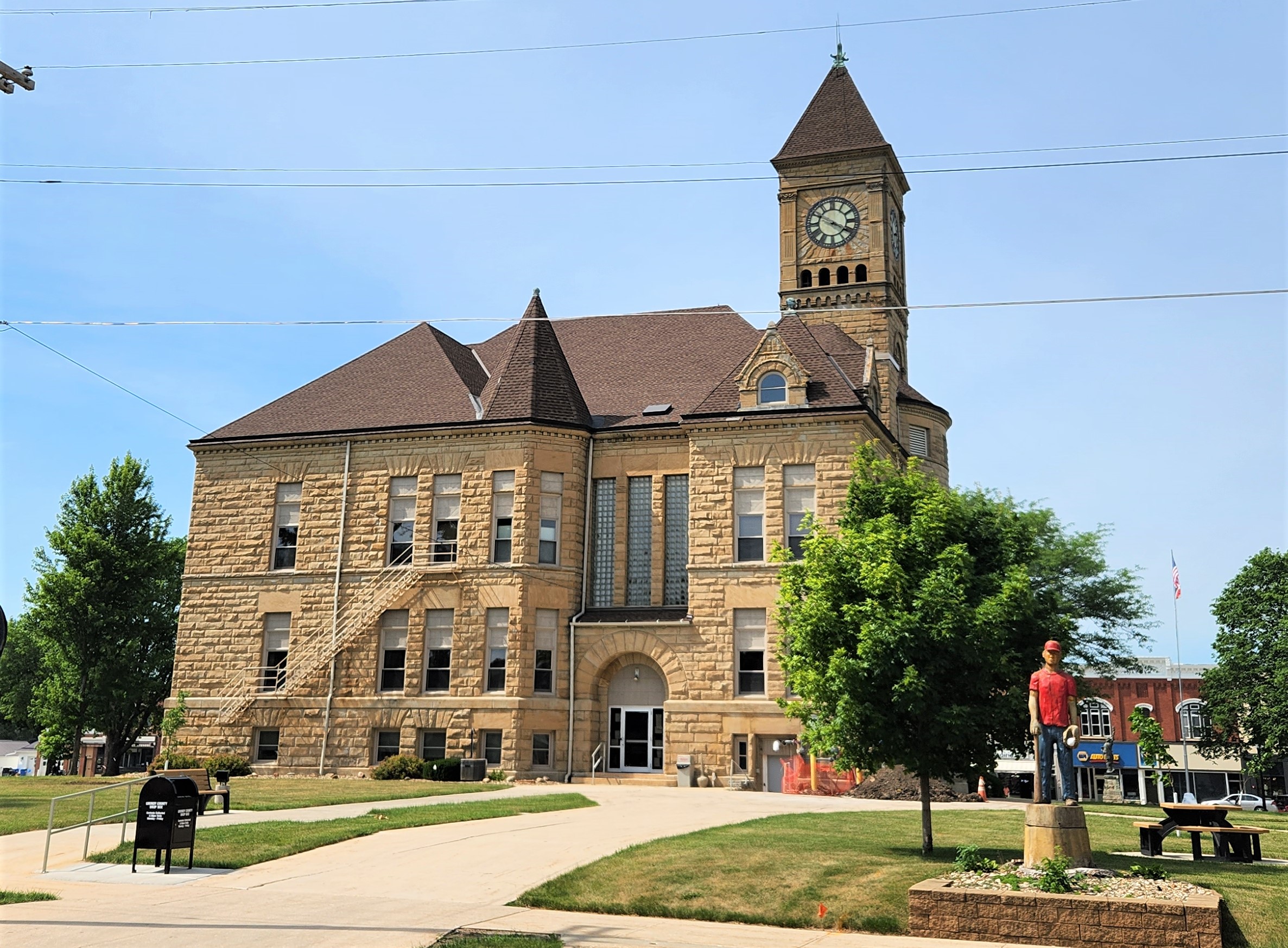 Grundy County Courthouse taken by Leon Begay